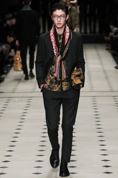 Look 16